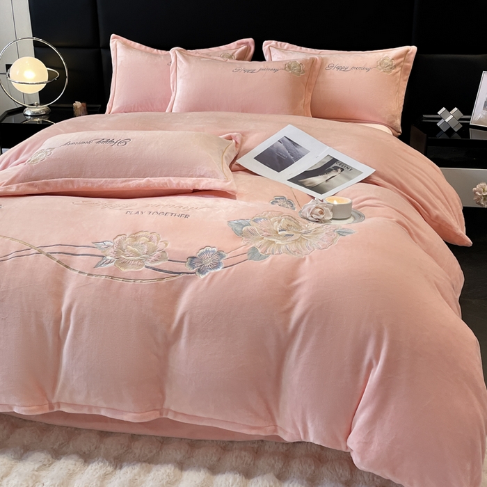 91家纺网 家纺一手货源 找家纺 畅畅家纺 2024秋冬新款牛奶绒绣花四件套 芳华-伊莉莎系列 芳华-浅粉