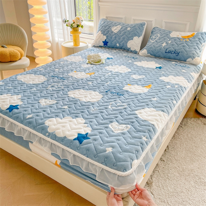 91家纺网 家纺一手货源 找家纺 小萌虎 2024新款牛奶绒夹棉花边床笠 在云端