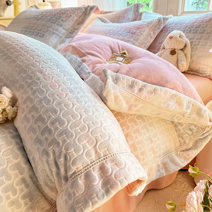 91家纺网 家纺一手货源 找家纺 简如 2025新款A类加厚冰岛立体雕花牛奶绒浮雕绒四件套（有买家秀） 告白-彩