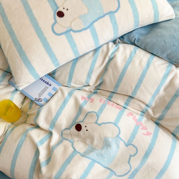 91家纺网 家纺一手货源 找家纺 2024新款大版卡通双面高克重牛奶绒床单款四件套 竖条狗狗蓝