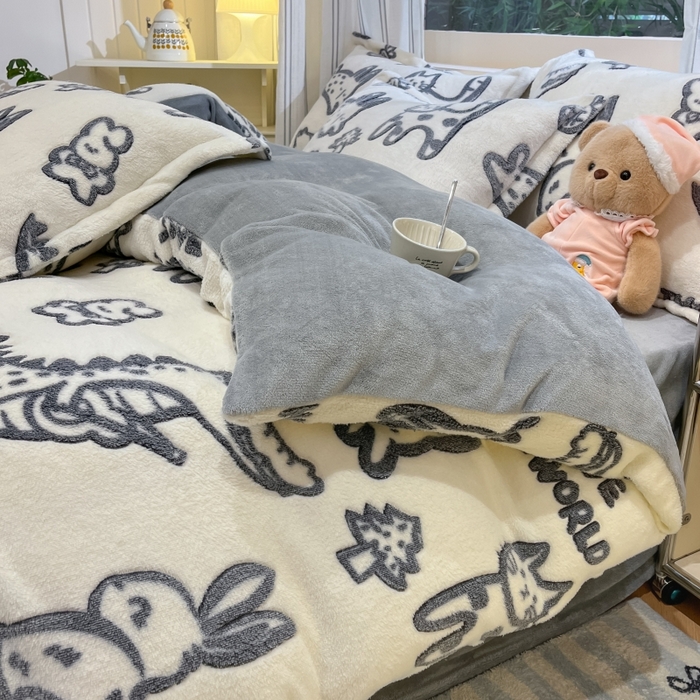 91家纺网 家纺一手货源 找家纺 贝扬思家纺 2024新款加厚雪花绒印花四件套 黑猫仔仔