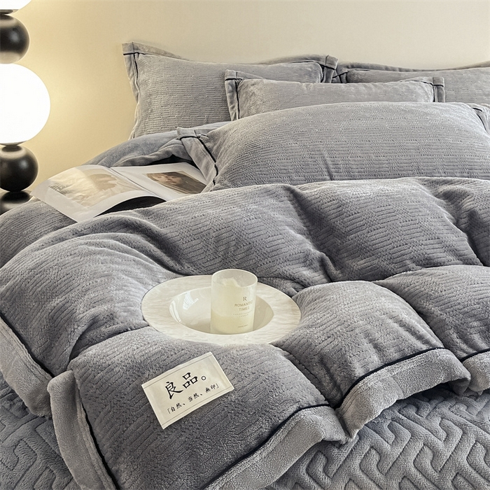 91家纺网 家纺一手货源 找家纺 欧邦 新款提花针织绒牛奶绒单被套夹棉床盖三件套四件套 初见-珍珠灰