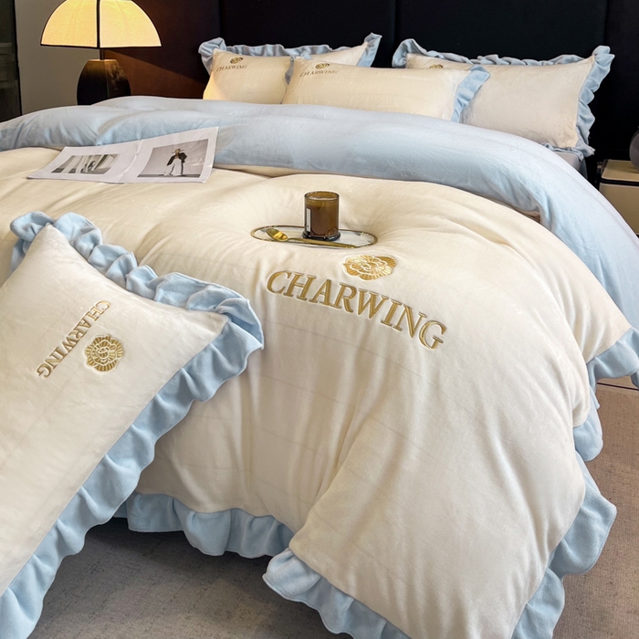 91家纺网 家纺一手货源 找家纺 耀达家居 2024新款高克重韩版纯色绣花刺绣牛奶绒四件套 山茶暖白+浅蓝