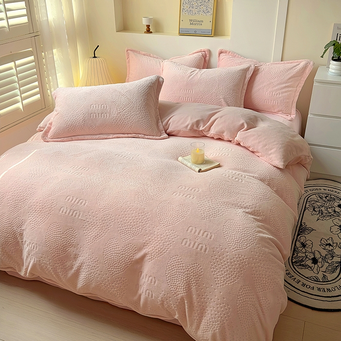 91家纺网 家纺一手货源 找家纺 （总）2024新款牛奶绒雕花加厚保暖高克重床单床笠三四件套奶油纯色