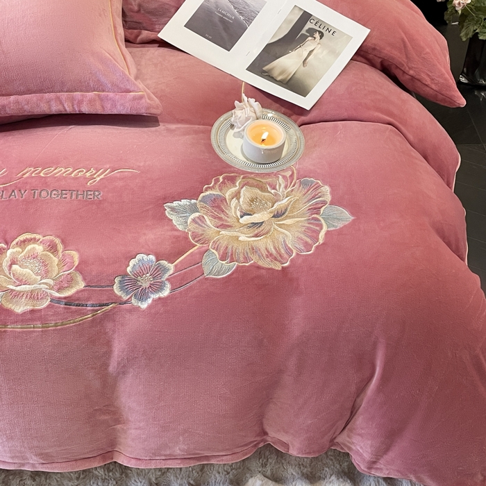 91家纺网 家纺一手货源 找家纺 畅畅家纺 2024秋冬新款牛奶绒绣花四件套 芳华-伊莉莎系列 芳华-豆沙