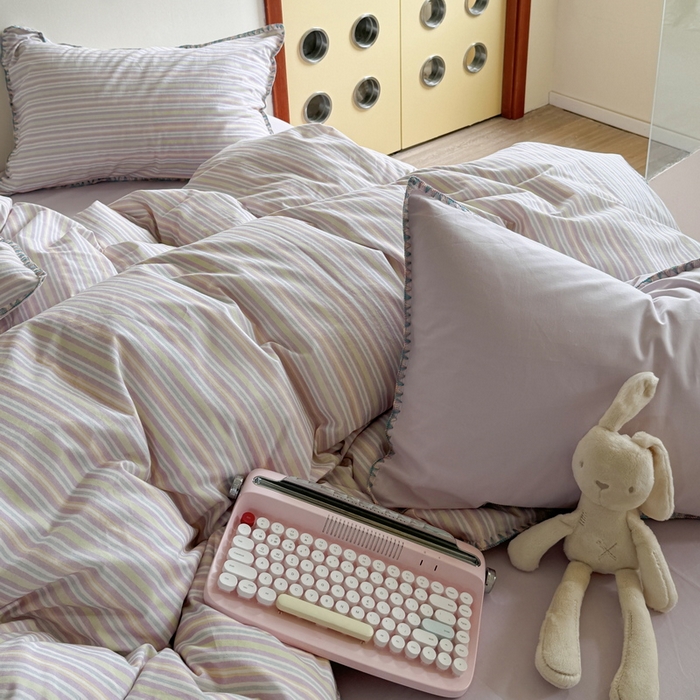 91家纺网 家纺一手货源 找家纺 艾莱家纺 2024新款七彩贝壳系列100S全棉柔顺加厚磨毛四件套 幻珊-紫细条