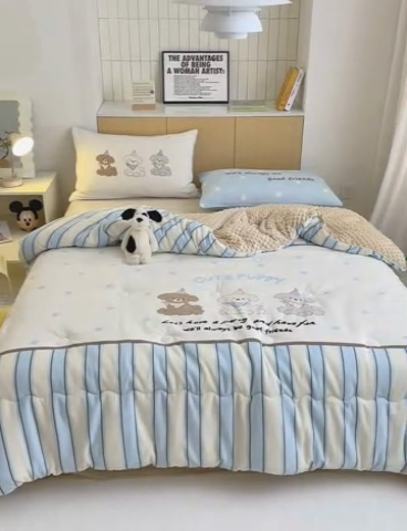 91家纺网 家纺一手货源 找家纺 2024新款卡通大版高克重牛奶绒豆豆被四件套 快乐汪