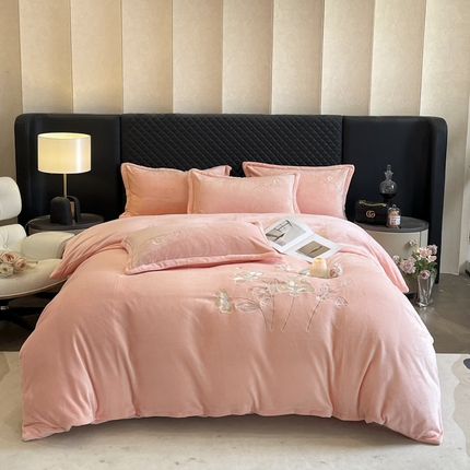 畅畅家纺 2024秋冬新款牛奶绒绣花四件套 芳华-伊莉莎系列 伊莉莎-浅粉