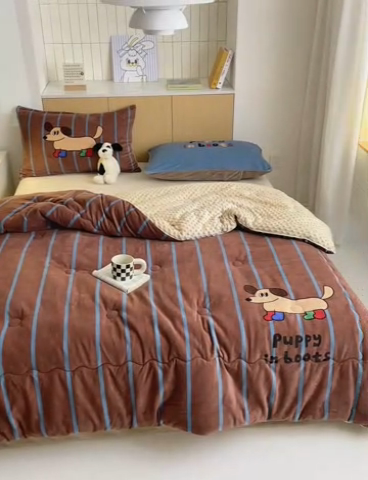 91家纺网 家纺一手货源 找家纺 2024新款卡通大版高克重牛奶绒豆豆被四件套 腊肠狗