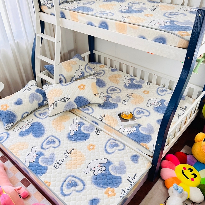 91家纺网 家纺一手货源 找家纺 小虾米 2024新款加厚上下床牛奶绒夹棉床笠款 爱心天使