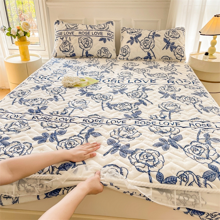 91家纺网 家纺一手货源 找家纺 小萌虎 2024新款牛奶绒夹棉花边床笠 玫瑰物语