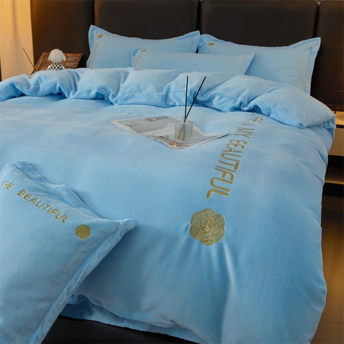 91家纺网 家纺一手货源 找家纺 招财狼家纺  2024新款7斤高克重牛奶绒刺绣四件套 山茶花-天空蓝