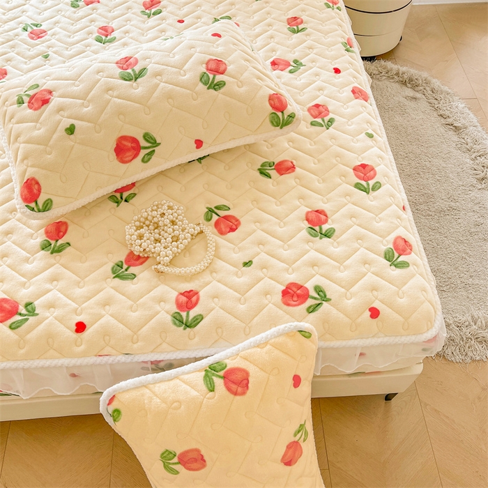 91家纺网 家纺一手货源 找家纺 小萌虎 2024新款牛奶绒夹棉花边床笠 郁金香