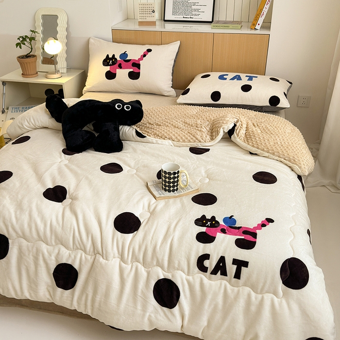 91家纺网 家纺一手货源 找家纺 2024新款卡通大版高克重牛奶绒豆豆被四件套 小猫