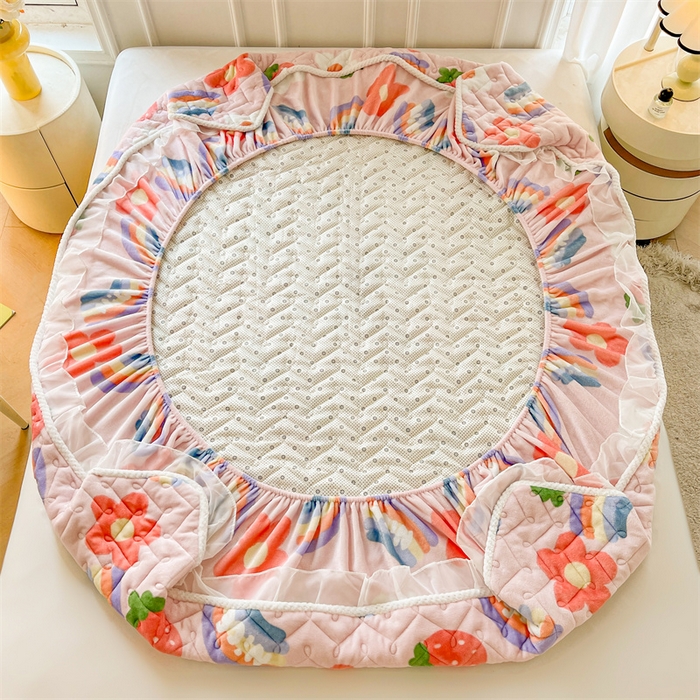 91家纺网 家纺一手货源 找家纺 小萌虎 2024新款牛奶绒夹棉花边床笠 彩虹乐园