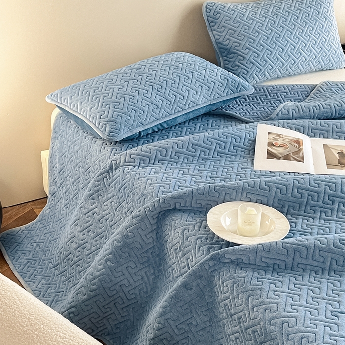 91家纺网 家纺一手货源 找家纺 欧邦 新款提花针织绒牛奶绒单被套夹棉床盖三件套四件套 初见-蔚蓝