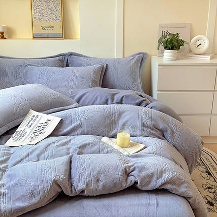 91家纺网 家纺一手货源 找家纺 2024新款牛奶绒雕花加厚保暖高克重床单床笠三四件套奶油纯色 美娜-布鲁蓝