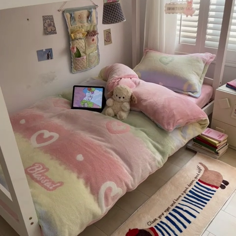 91家纺网 家纺一手货源 找家纺 川悦生活 2024新款雪花绒宿舍三件套 彩虹爱语粉