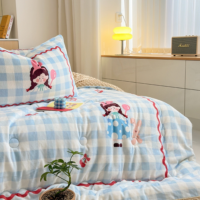 91家纺网 家纺一手货源 找家纺 2024新款卡通大版高克重牛奶绒豆豆被四件套 小女孩