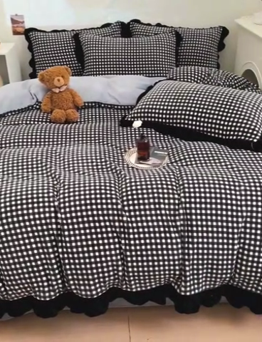 91家纺网 家纺一手货源 找家纺 米莱家纺 2024新款韩式花边牛奶绒四件套 奶油黑格