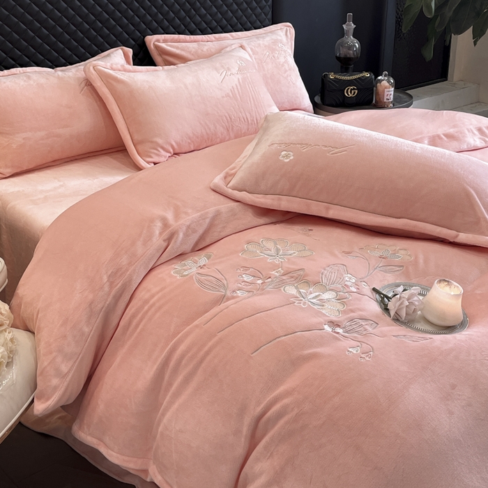 91家纺网 家纺一手货源 找家纺 畅畅家纺 2024秋冬新款牛奶绒绣花四件套 芳华-伊莉莎系列 伊莉莎-浅粉