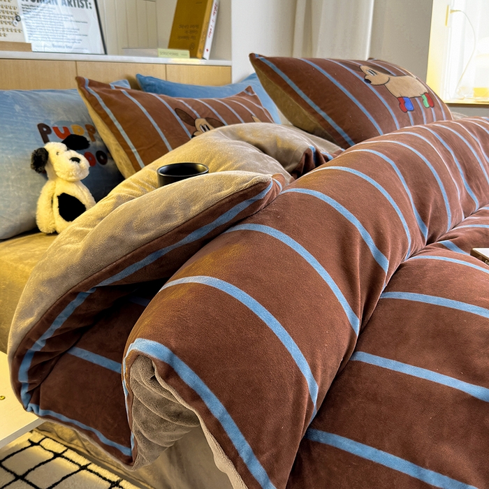 91家纺网 家纺一手货源 找家纺 2024新款大版卡通双面高克重牛奶绒床单款四件套 腊肠狗