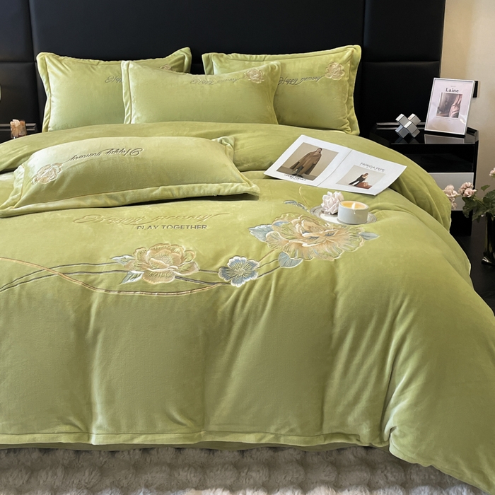 91家纺网 家纺一手货源 找家纺 畅畅家纺 2024秋冬新款牛奶绒绣花四件套 芳华-伊莉莎系列 芳华-抹茶绿