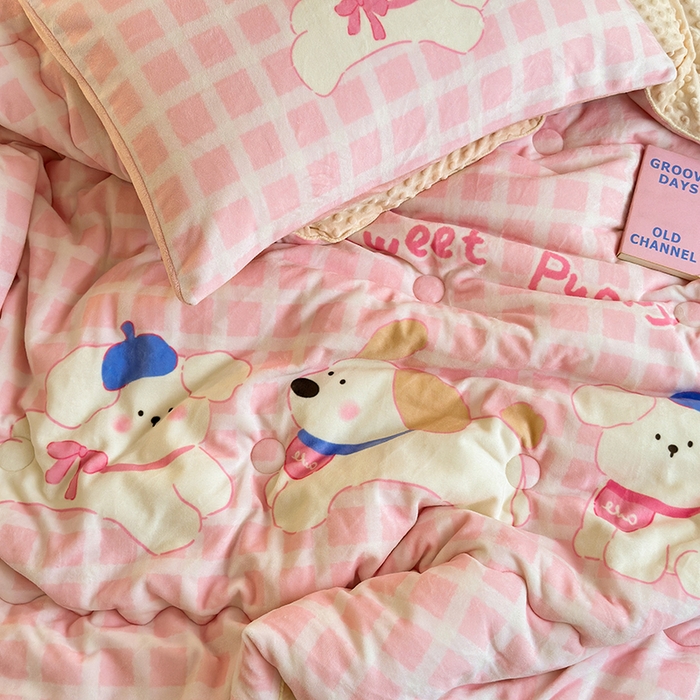 91家纺网 家纺一手货源 找家纺 2024新款卡通大版高克重牛奶绒豆豆被四件套 三只汪