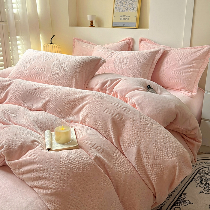 91家纺网 家纺一手货源 找家纺 （总）2024新款牛奶绒雕花加厚保暖高克重床单床笠三四件套奶油纯色