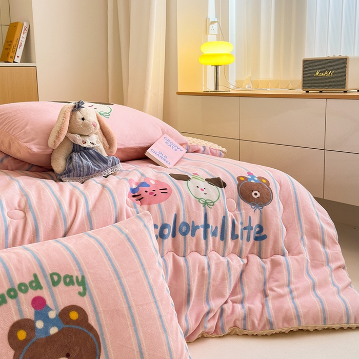 91家纺网 家纺一手货源 找家纺 2024新款卡通大版高克重牛奶绒豆豆被四件套 好朋友