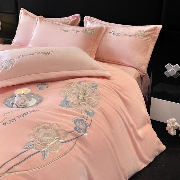 91家纺网 家纺一手货源 找家纺 畅畅家纺 2024秋冬新款牛奶绒绣花四件套 芳华-伊莉莎系列 芳华-浅粉