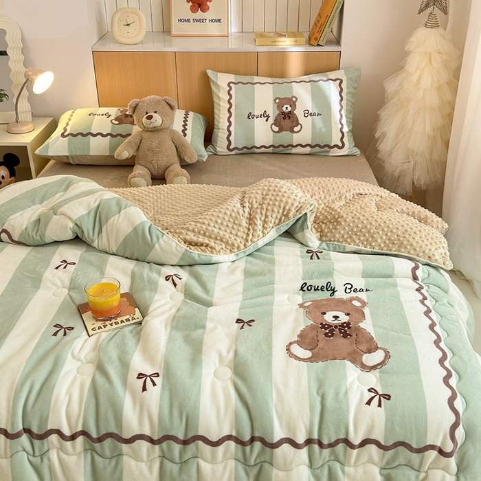 91家纺网 家纺一手货源 找家纺 2024新款卡通大版高克重牛奶绒豆豆被四件套 咖啡熊