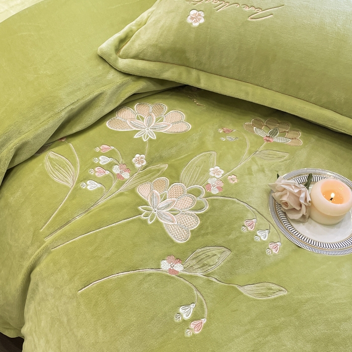 91家纺网 家纺一手货源 找家纺 畅畅家纺 2024秋冬新款牛奶绒绣花四件套 芳华-伊莉莎系列 伊莉莎-抹茶绿