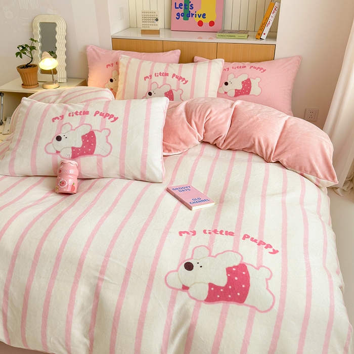 91家纺网 家纺一手货源 找家纺 2024新款大版卡通双面高克重牛奶绒床单款四件套 竖条狗狗粉