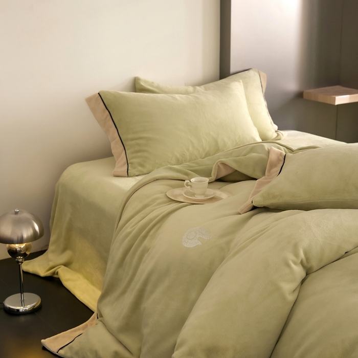 91家纺网 家纺一手货源 找家纺 金奇达家纺 2024秋冬新品保暖加厚绒类热氧™绒绒四件套-【查理】（全网控价{折后券后}不低于238元） 查理-青梅