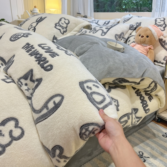 91家纺网 家纺一手货源 找家纺 贝扬思家纺 2024新款加厚雪花绒印花四件套 黑猫仔仔