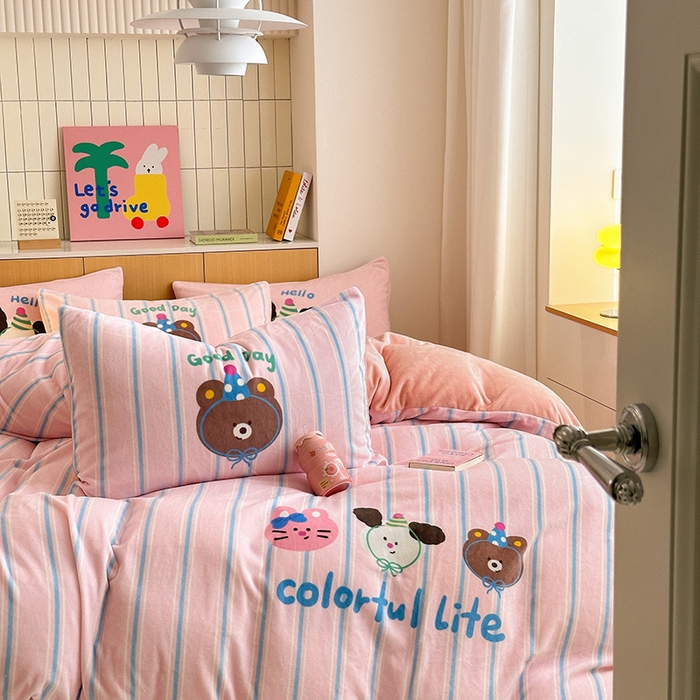 91家纺网 家纺一手货源 找家纺 2024新款大版卡通双面高克重牛奶绒床单款四件套 好朋友