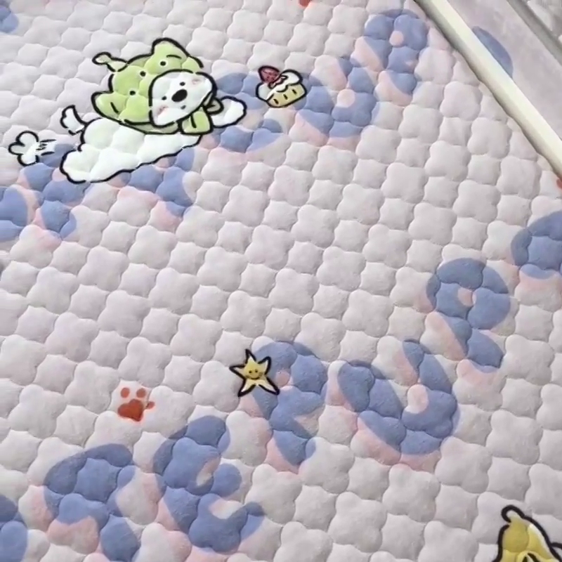 91家纺网 家纺一手货源 找家纺 小虾米 2024新款加厚上下床牛奶绒夹棉床笠款 奇趣乐园