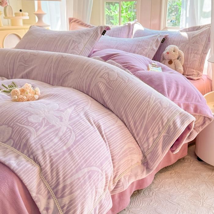 91家纺网 家纺一手货源 找家纺 简如 2025新款A类加厚冰岛立体雕花牛奶绒浮雕绒四件套（有买家秀） 蔓朵-熏衣紫