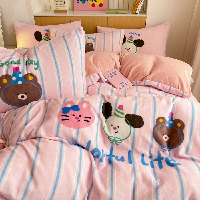 91家纺网 家纺一手货源 找家纺 2024新款大版卡通双面高克重牛奶绒床单款四件套 好朋友