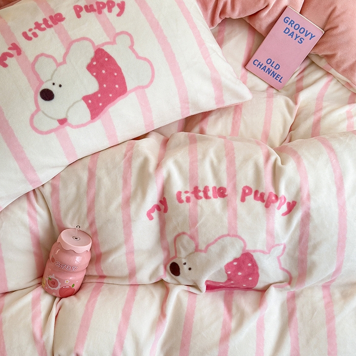 91家纺网 家纺一手货源 找家纺 2024新款大版卡通双面高克重牛奶绒床单款四件套 竖条狗狗粉