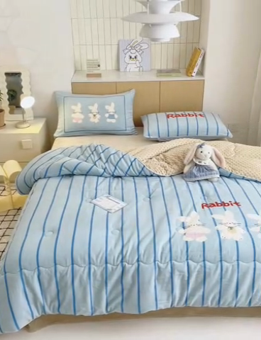91家纺网 家纺一手货源 找家纺 2024新款卡通大版高克重牛奶绒豆豆被四件套 三只兔