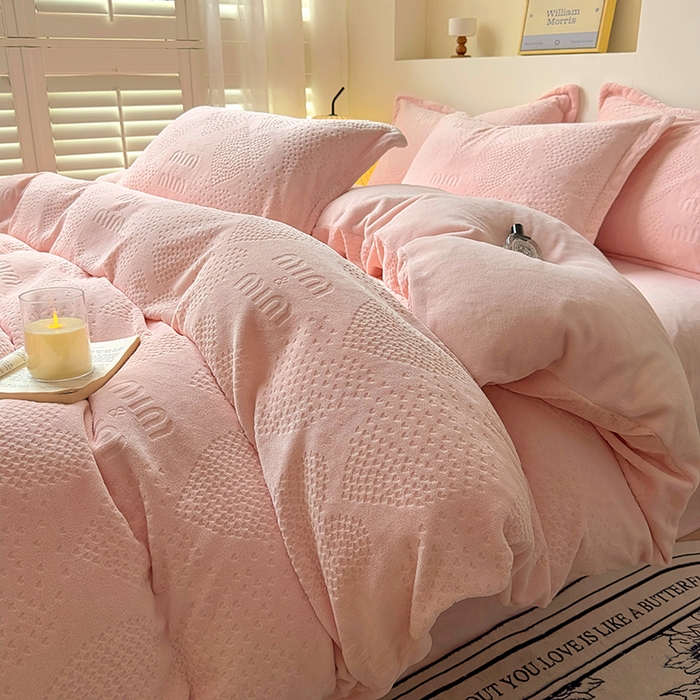 91家纺网 家纺一手货源 找家纺 （总）2024新款牛奶绒雕花加厚保暖高克重床单床笠三四件套奶油纯色