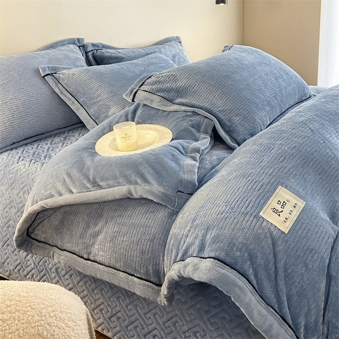 91家纺网 家纺一手货源 找家纺 欧邦 新款提花针织绒牛奶绒单被套夹棉床盖三件套四件套 初见-蔚蓝