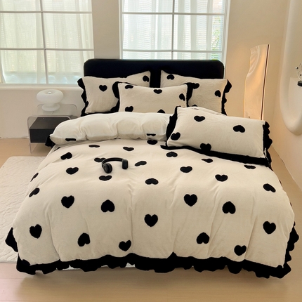 91家纺网 家纺一手货源 找家纺 米莱家纺 2024新款高克重剪花雕花阳离子牛奶绒四件套 爱心-奶白