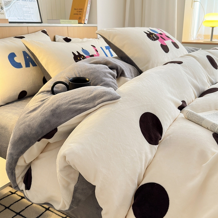 91家纺网 家纺一手货源 找家纺 2024新款大版卡通双面高克重牛奶绒床单款四件套 小猫