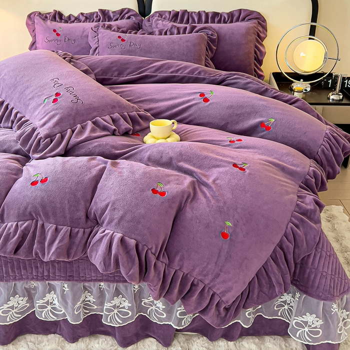 91家纺网 家纺一手货源 找家纺 找底底家纺 2024新款加厚高克重14斤牛奶绒床盖四件套满版刺绣纯色牛奶绒床盖四件套（有量有价，提供买家秀） 1加厚雾紫色