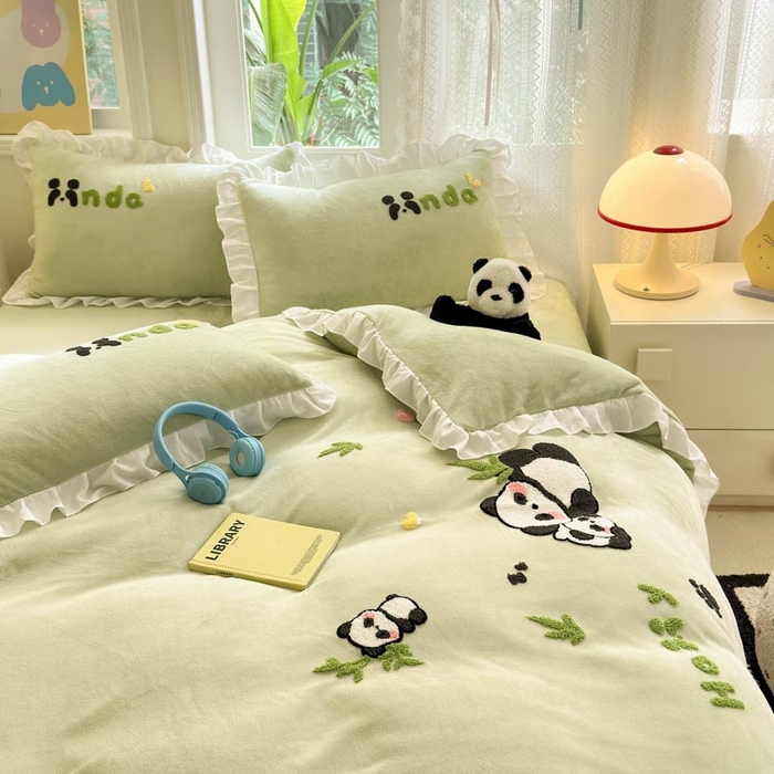 91家纺网 家纺一手货源 找家纺 （总）易禾家纺 2024新款高克重加厚保暖牛奶绒四件套熊猫宝宝系列