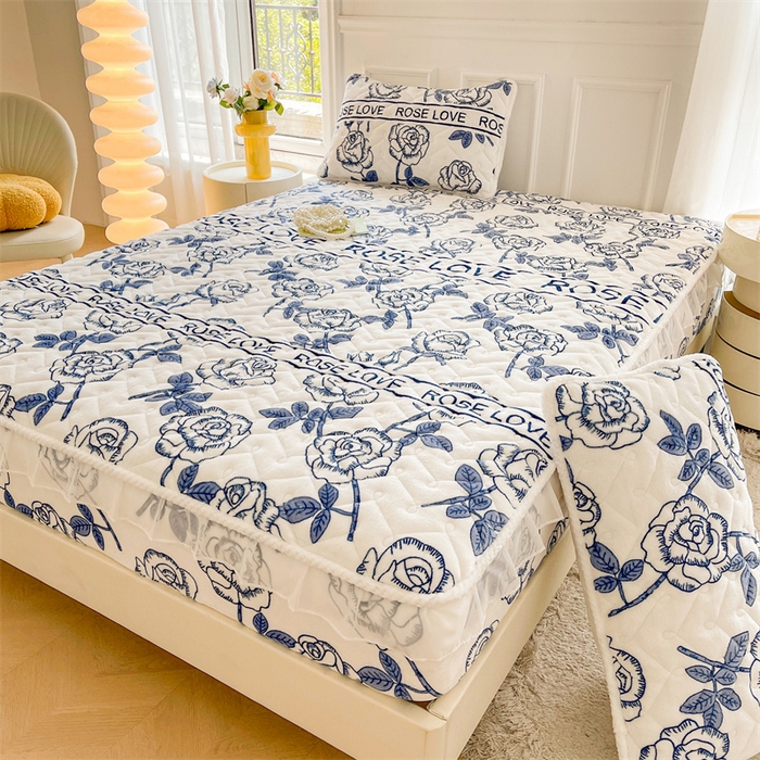 91家纺网 家纺一手货源 找家纺 小萌虎 2024新款牛奶绒夹棉花边床笠 玫瑰物语