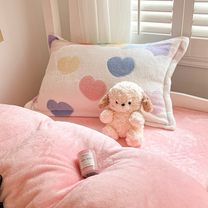 91家纺网 家纺一手货源 找家纺 川悦生活 2024新款雪花绒宿舍三件套 彩虹爱心粉